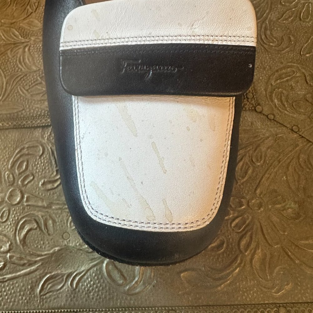 SALVATORE FERRAGAMO Davidia Navy and White Block Heel Shoes - 8 ½ - Picture 13 of 15
